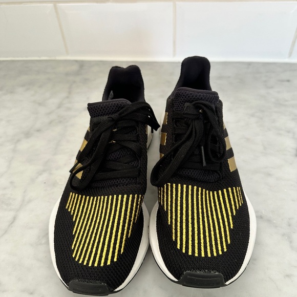 Adidas Women’s Swift Run Sneakers Size 7 - Picture 5 of 6